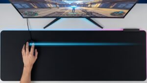 Overhead view showing a mouse glide distance covering most of the screen width without wrist flicking